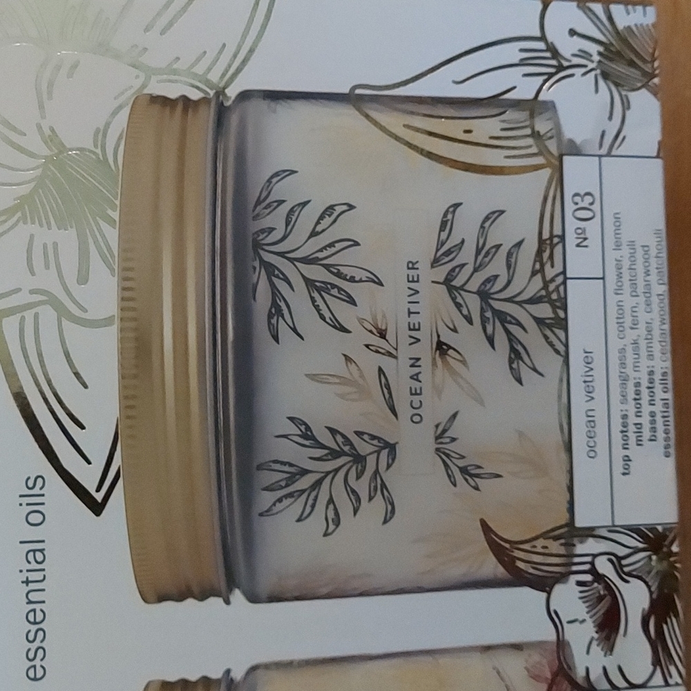 BELLEVUE Set of Four Candles - Picture 6 of 7